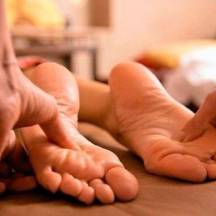 Как делать эротический массаж ног 