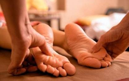 Как делать эротический массаж ног 